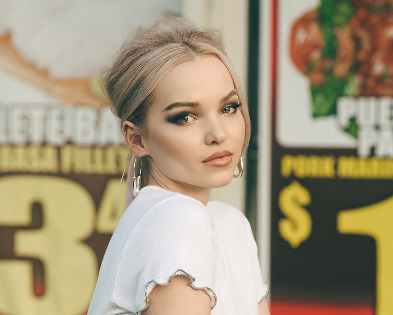 Милая девушка  блондинка, актриса Дав Кэмерон