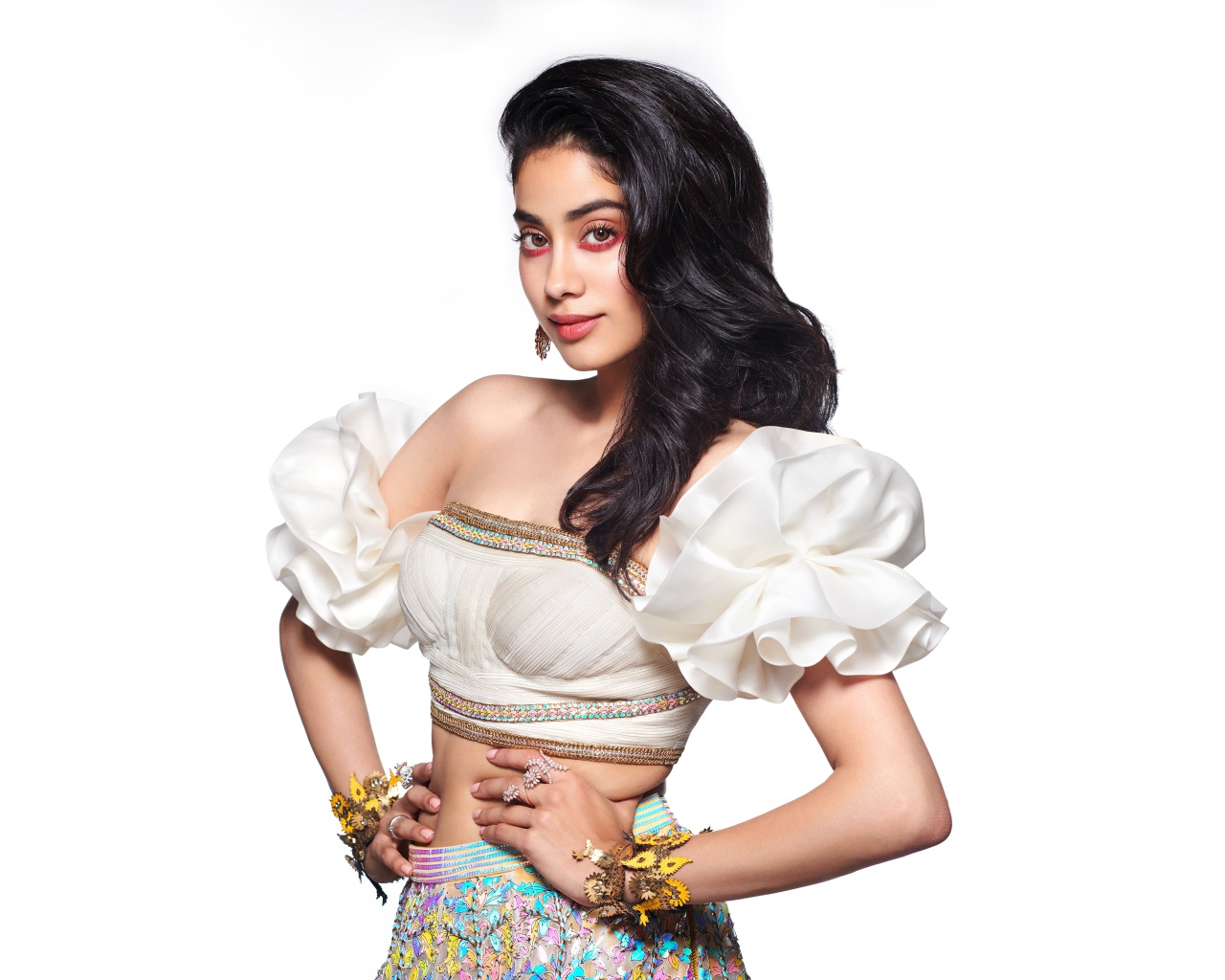 Милая девушка, актриса болливуда Джанви Капур на белом фоне