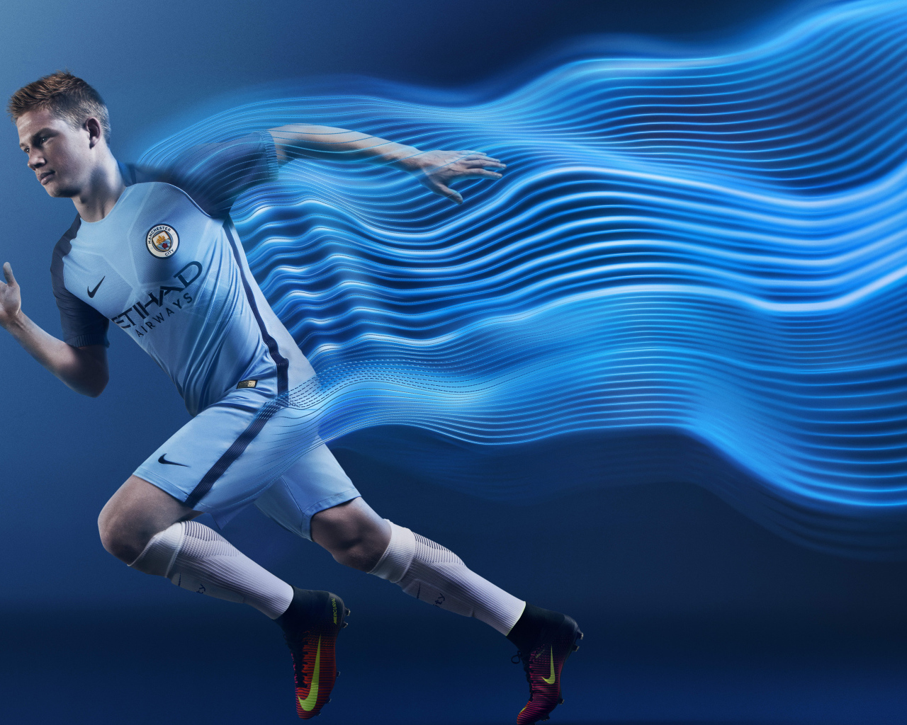 Мужчина футболист оставляет за собой неоновый след 