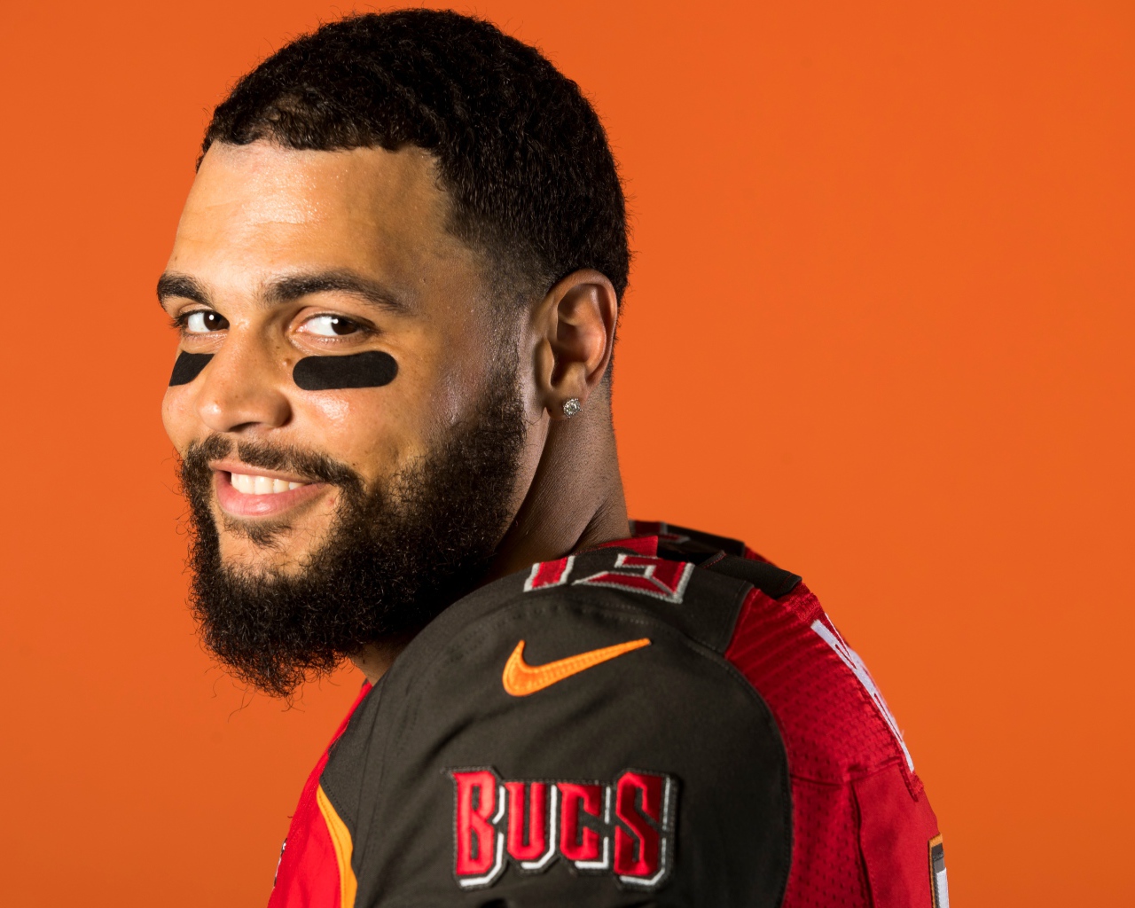 Мужчина с бородой, игрок в американский футбол Майк Эванс