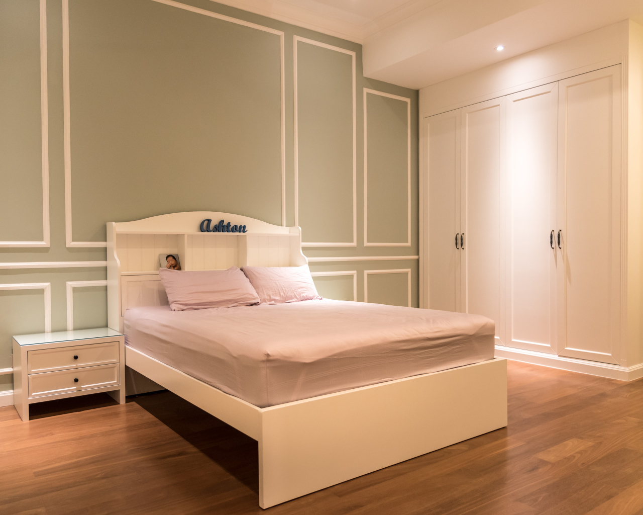 Спальная комната с белой кроватью в стиле минимализм