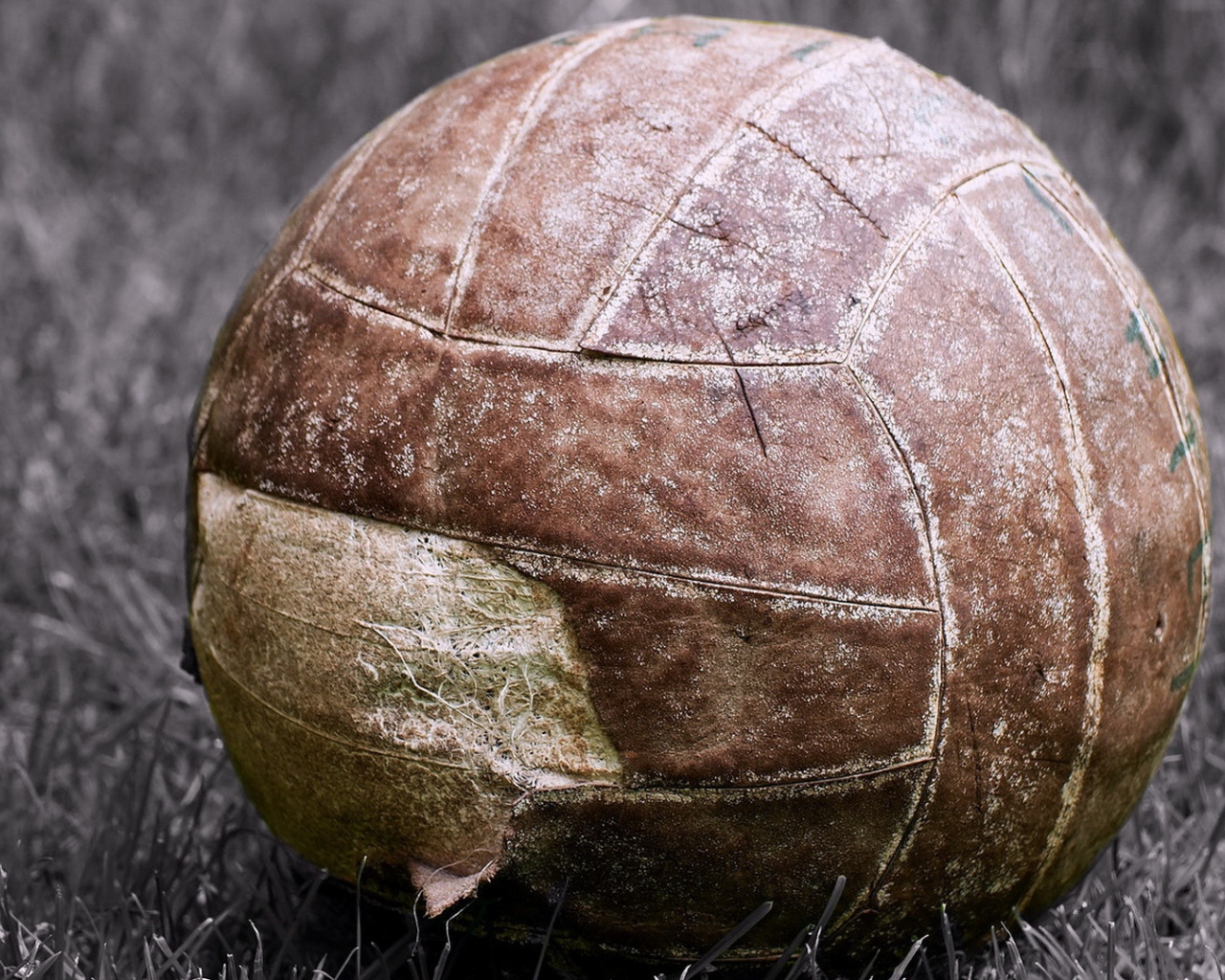 Старый мяч лежит на поле
