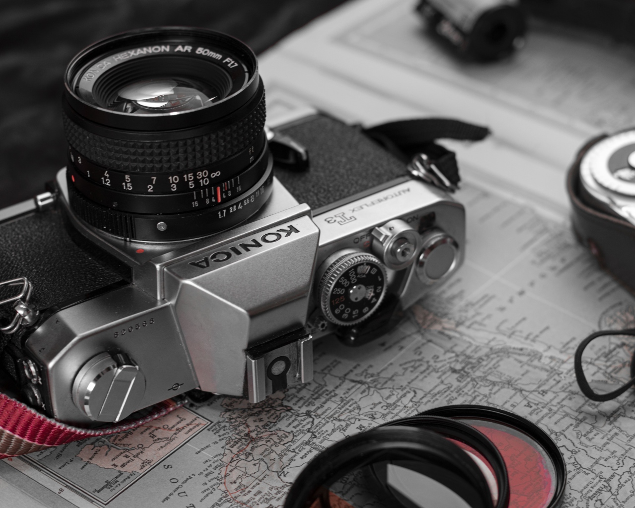 Старый фотоаппарат konica лежит на карте