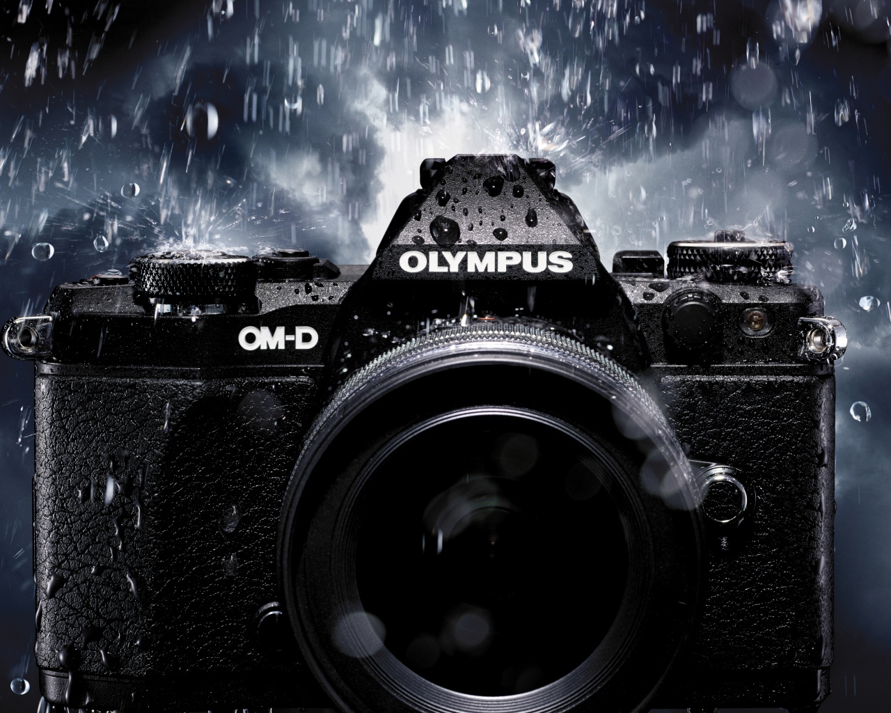 Старый фотоаппарат olympus под дождем