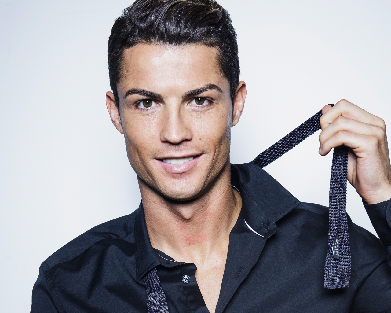 Популярный футболист Криштиану Роналду  с очаровательной улыбкой