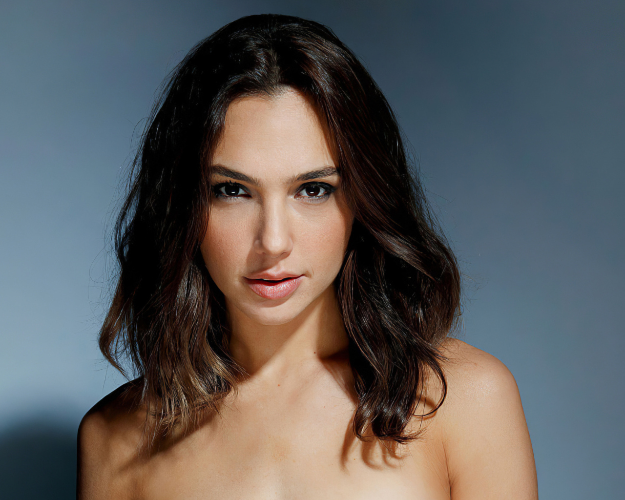 Милая женщина, актриса Галь Гадот на сером фоне 