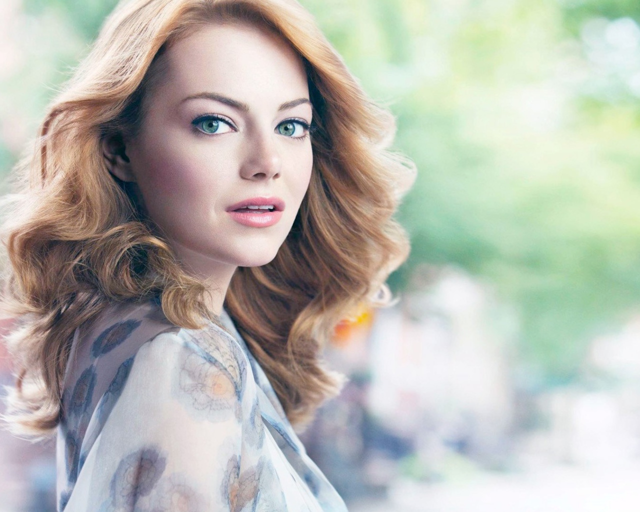 Рыжеволосая зеленоглазая девушка, актриса Эмма Стоун