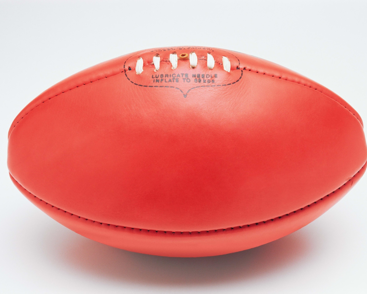 Красный мяч для американского футбола на белом фоне 