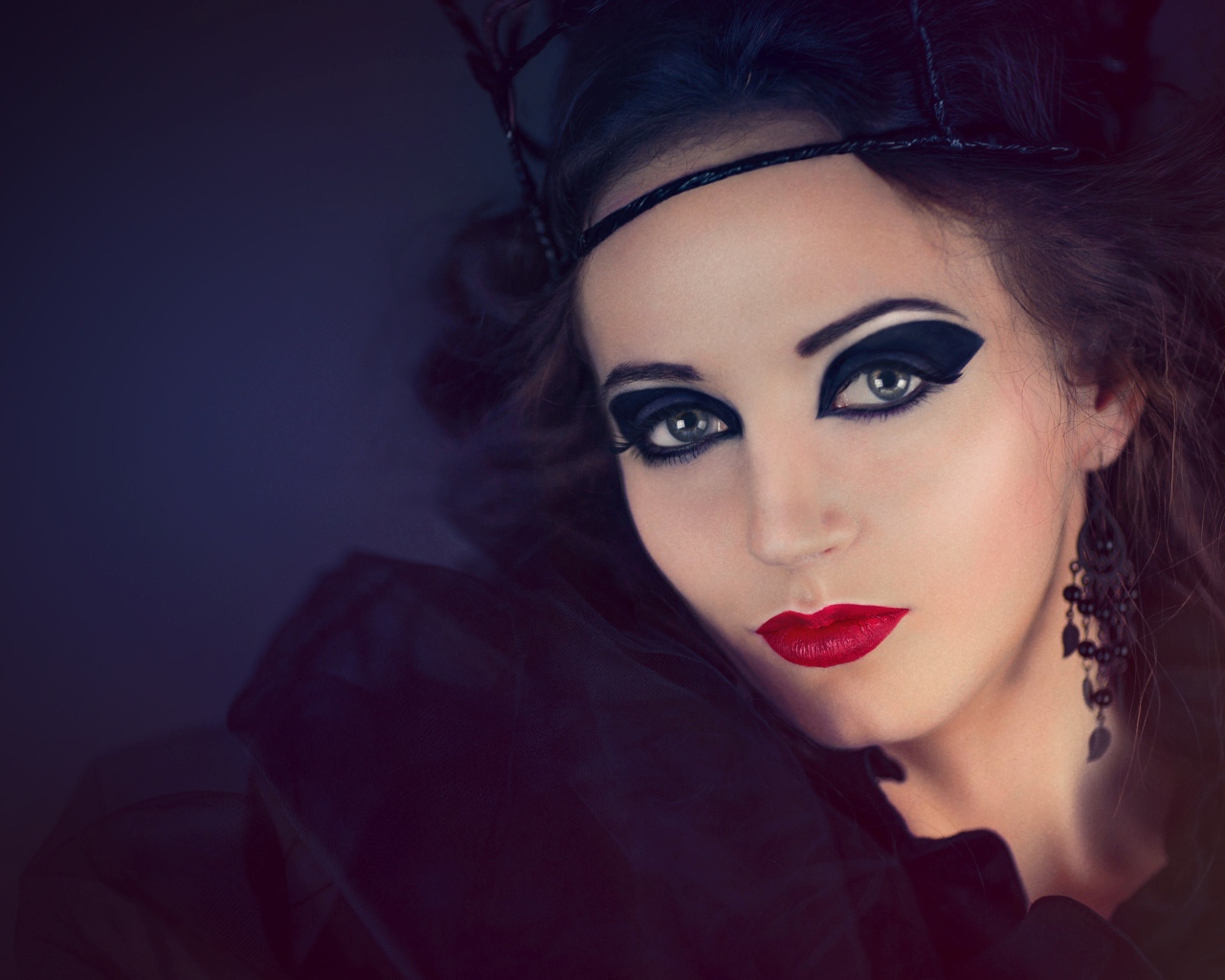 Девушка ретро в черном костюме 