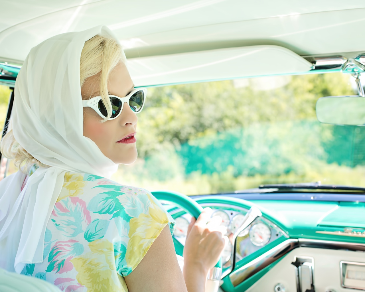 Ретро девушка в очках в старом автомобиле