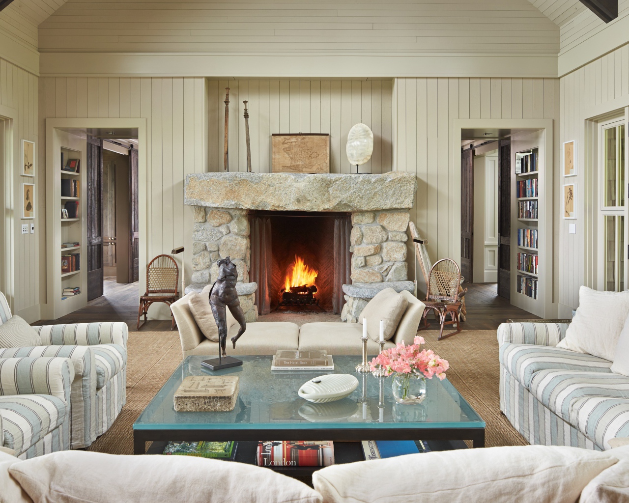 Богатый интерьер гостиной комнаты с камином