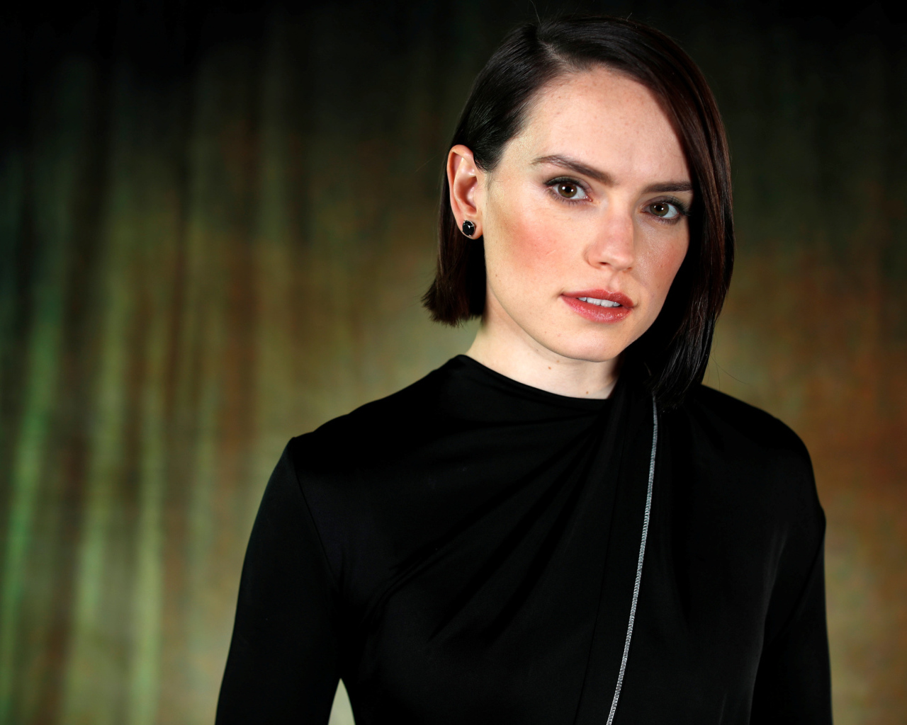 Актриса Дэйзи Ридли  с короткой стрижкой в черном платье