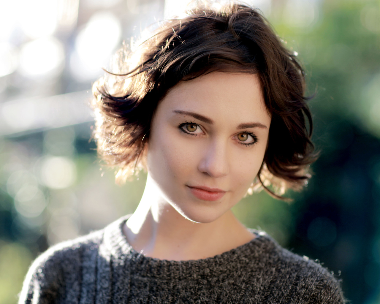 Актриса Таппенс Мидлтон с короткой стрижкой в свитере