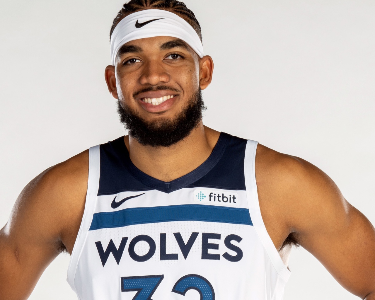 Улыбающийся мужчина, американский баскетболист Карл-Энтони Таунс