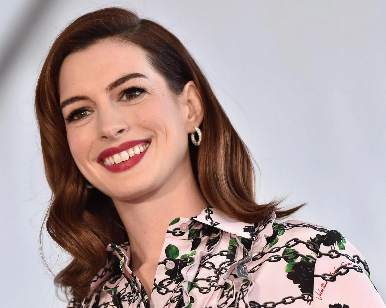 Улыбающаяся актриса Энн Хэтэуэй 