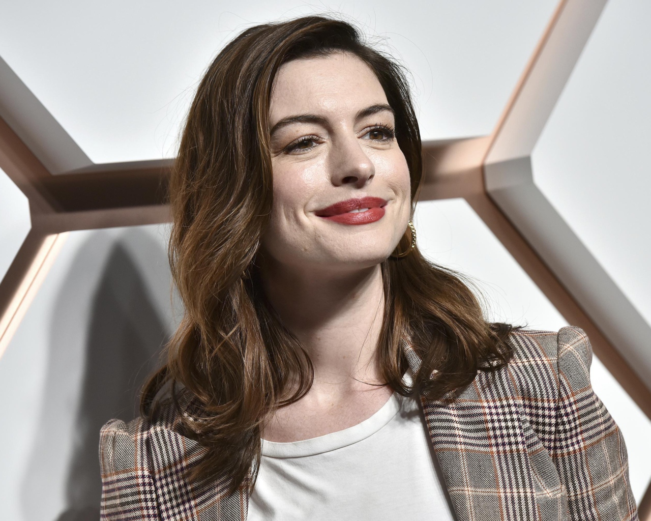 Улыбающаяся актриса Энн Хэтэуэй с очаровательной улыбкой