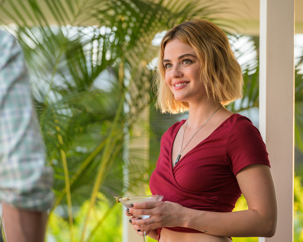 Улыбающаяся актриса Люси Хейл с коктейлем в руке