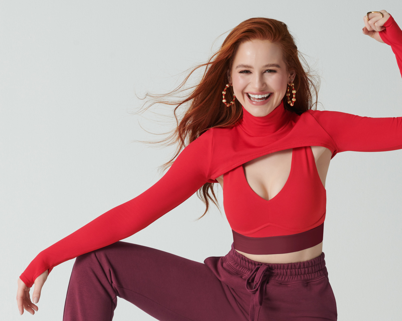 Улыбающаяся актриса Мэделин Петш в красном наряде