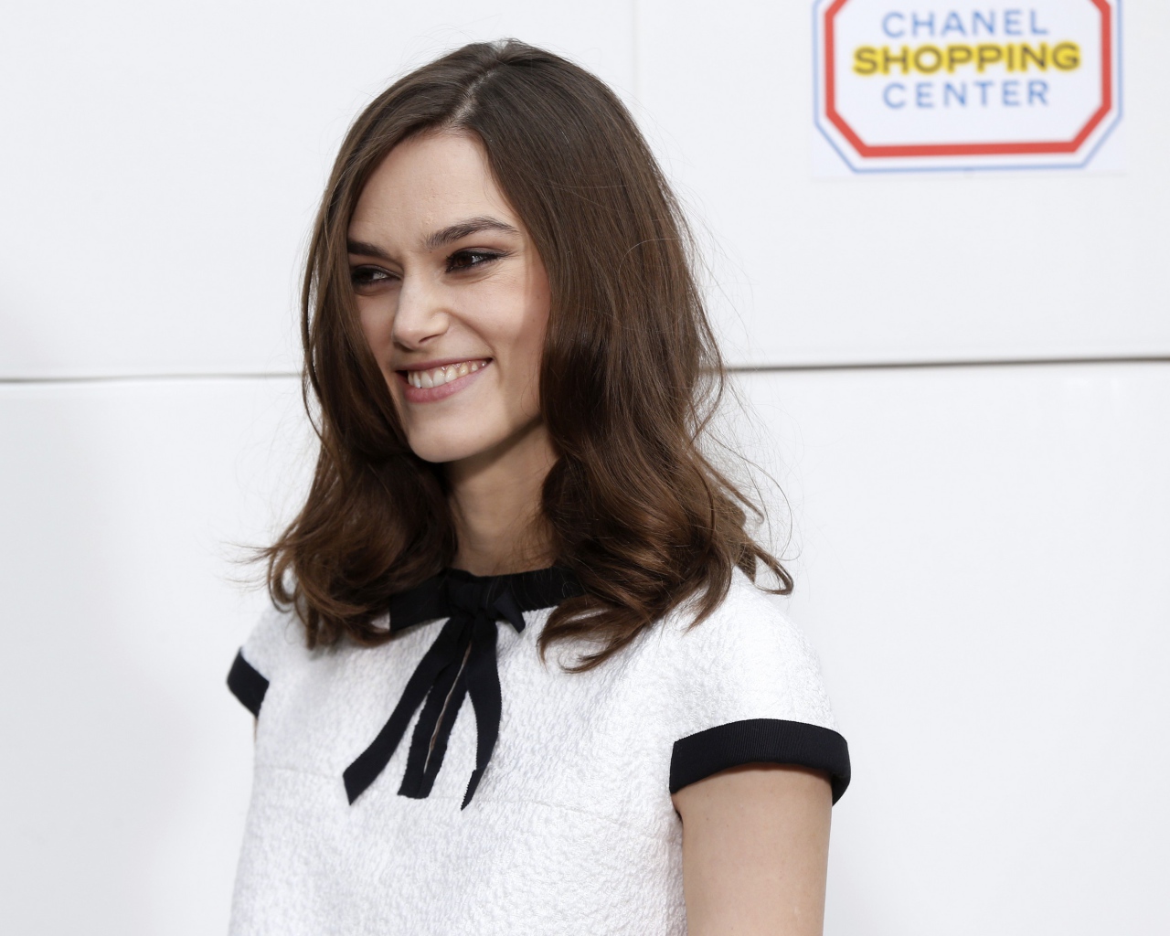 Улыбающаяся девушка, актриса Кира Найтли в платье