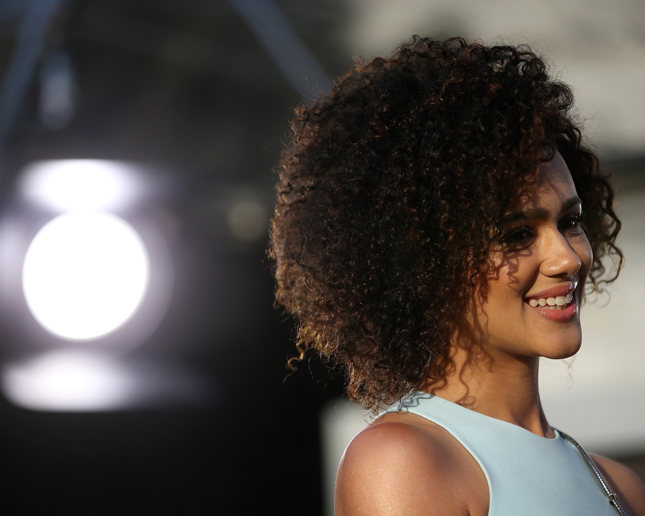 Улыбающаяся девушка, актриса  Натали Эммануэль