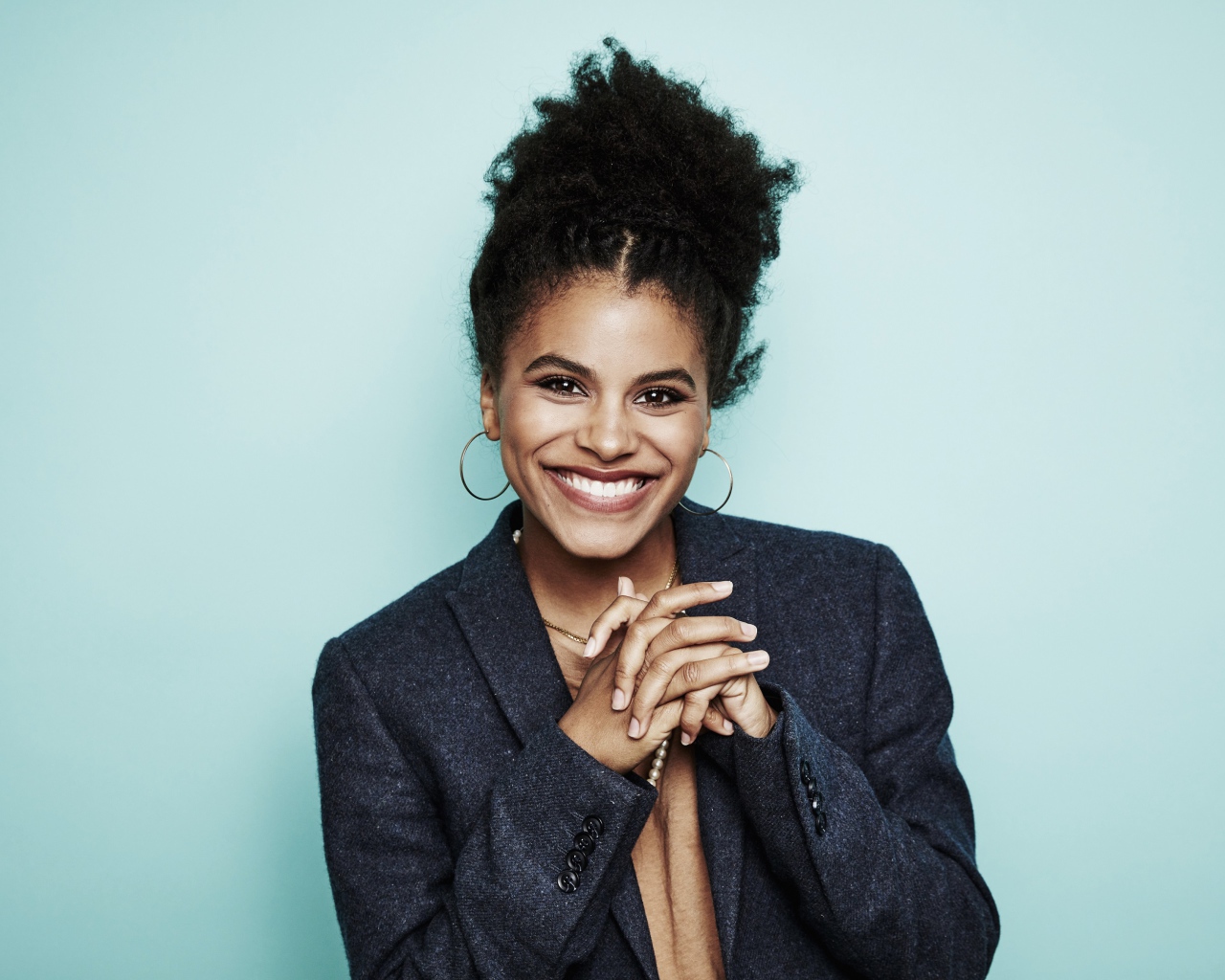 Улыбающаяся девушка, актриса Зази Битц в сером пиджаке