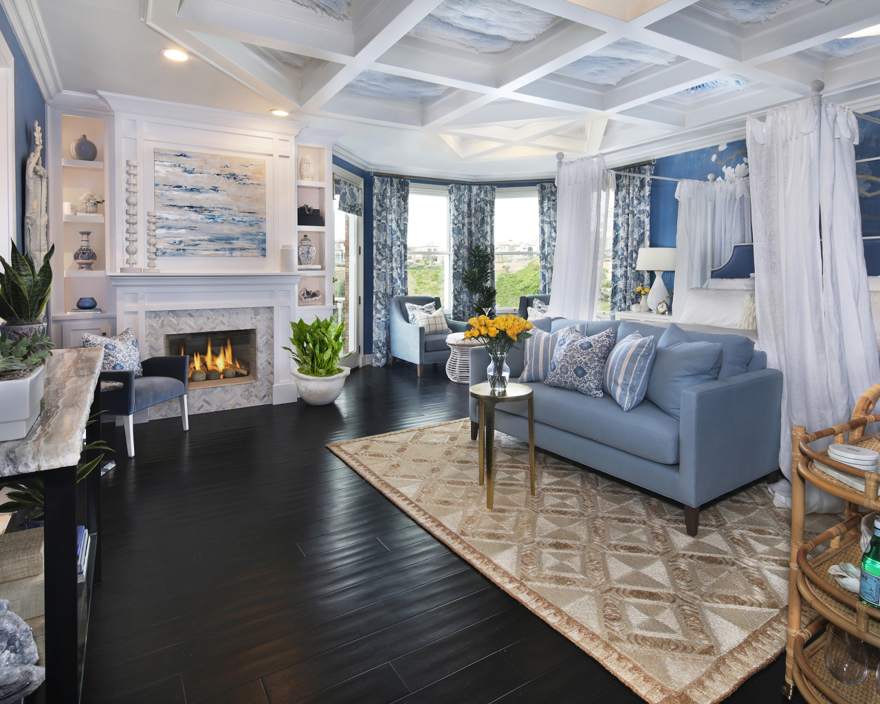 Просторная спальня с диваном и камином