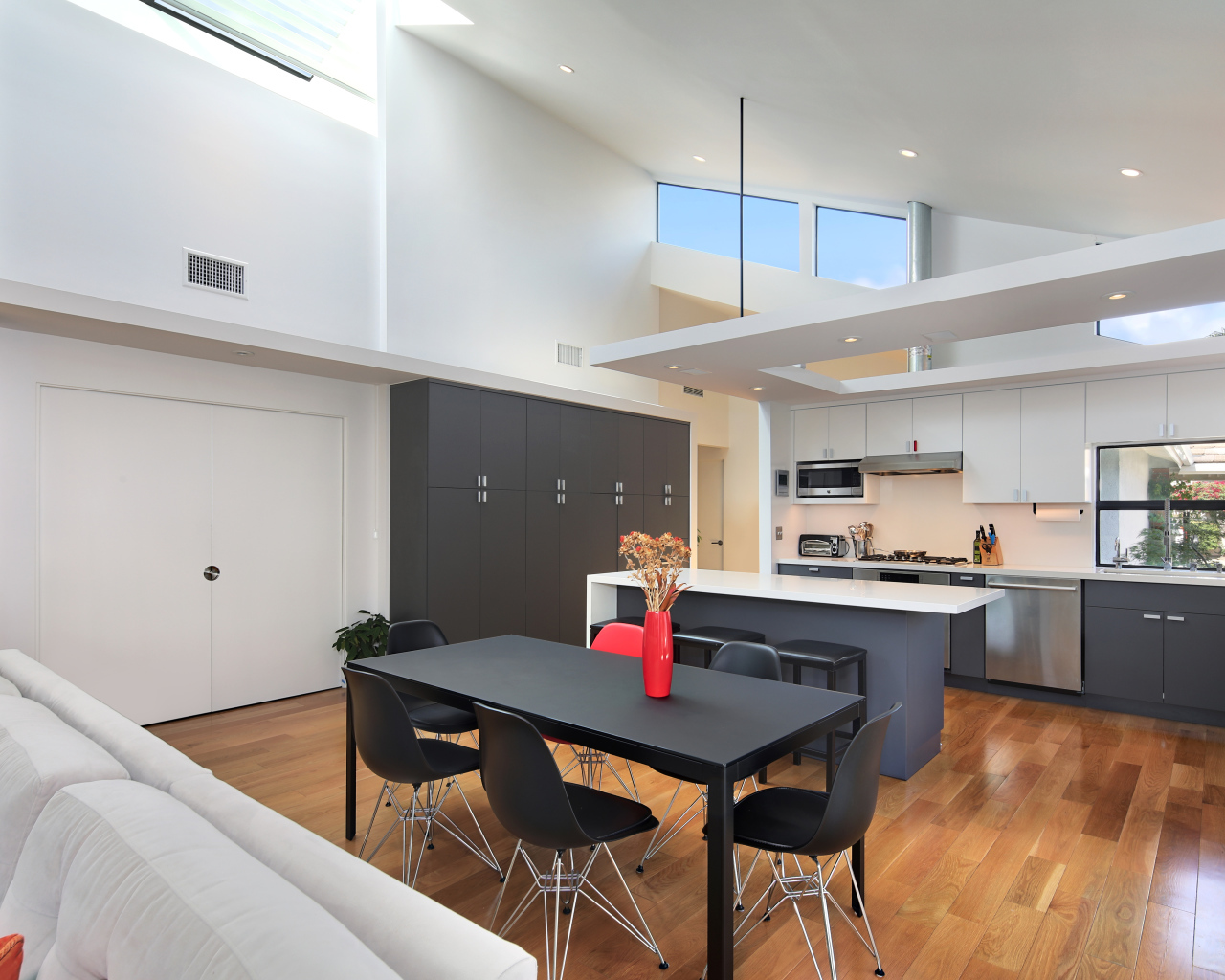 Просторная кухня в серо-белых тонах 