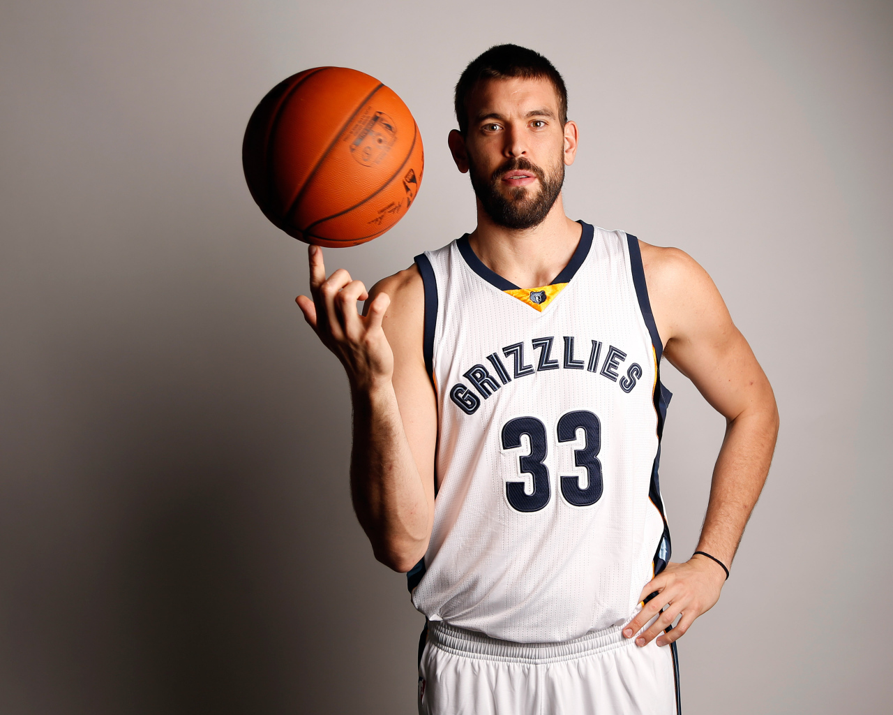 Испанский баскетболист Марк Газоль с мячом на сером фоне