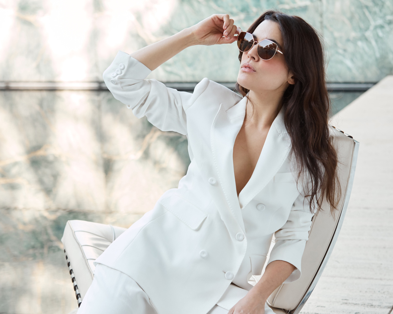 Испанская киноактриса Адриана Угарте в белом костюме