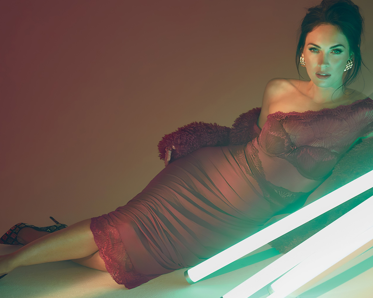 Эффектная актриса Меган Фокс  в красном платье