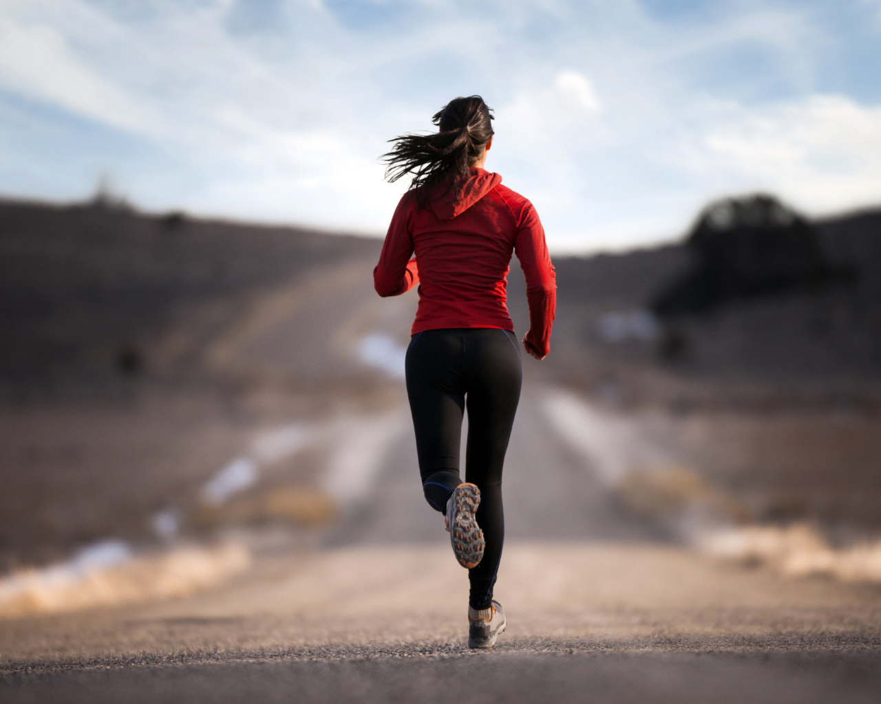 Спортивная девушка занимается бегом