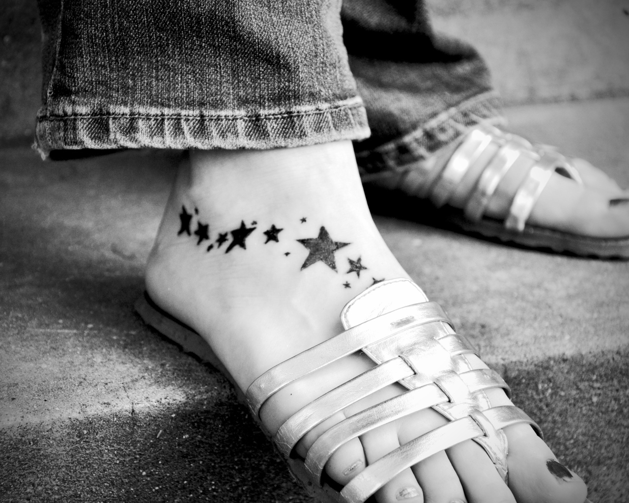 Татуировка звездочки на ноге у девушки 