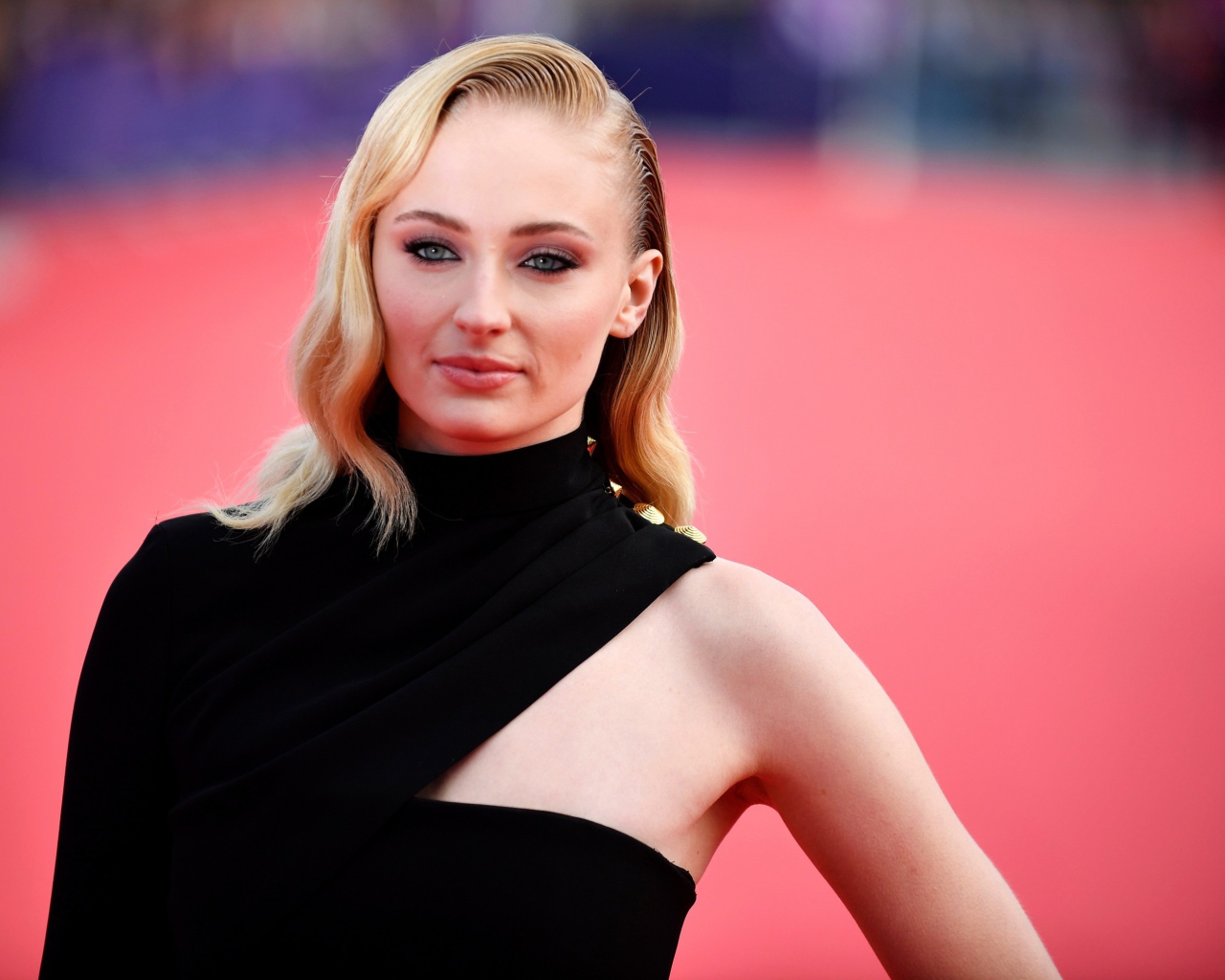 Стильная актриса Софи Тёрнер в черном наряде