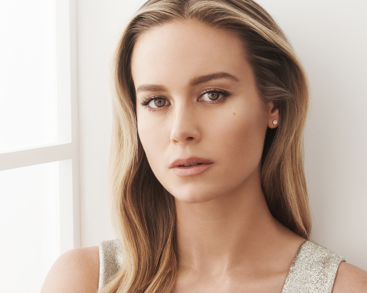 Милая Бри Ларсон стоит у окна