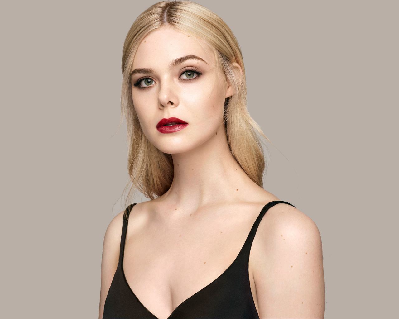 Нежная блондинка Эль Фаннинг на сером фоне