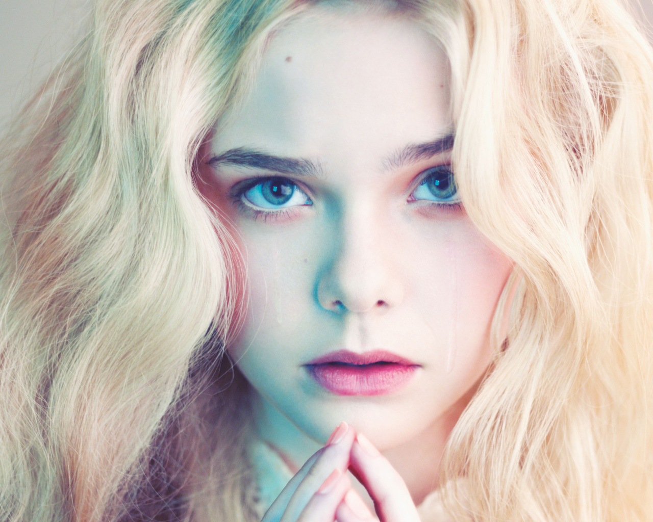 Нежная блондинка, актриса Эль Фэннинг лицо крупным планом