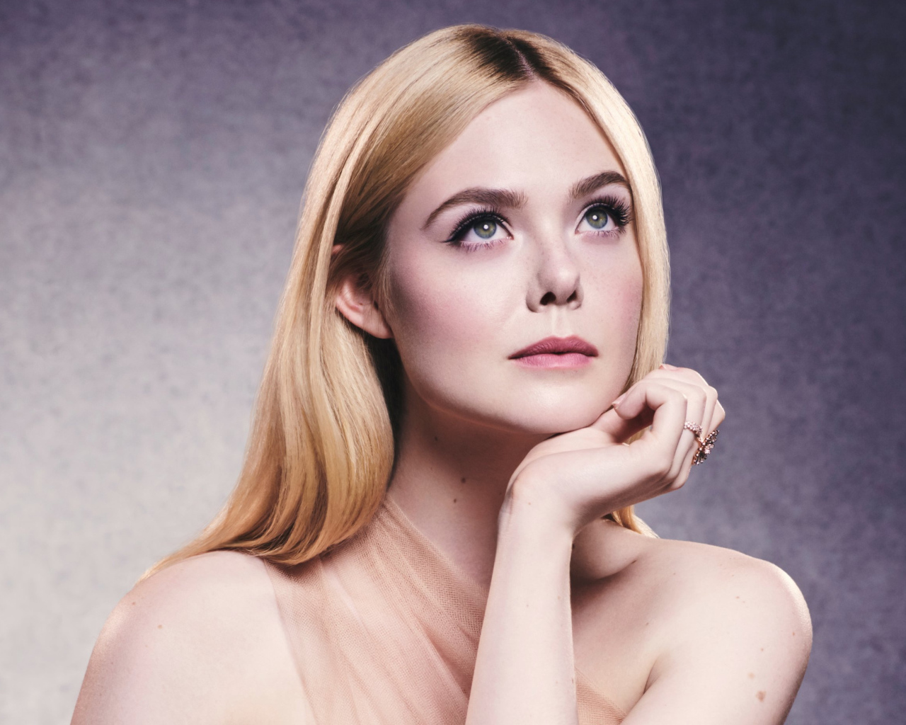 Нежная девушка, актриса Эль Фэннинг на сером фоне 