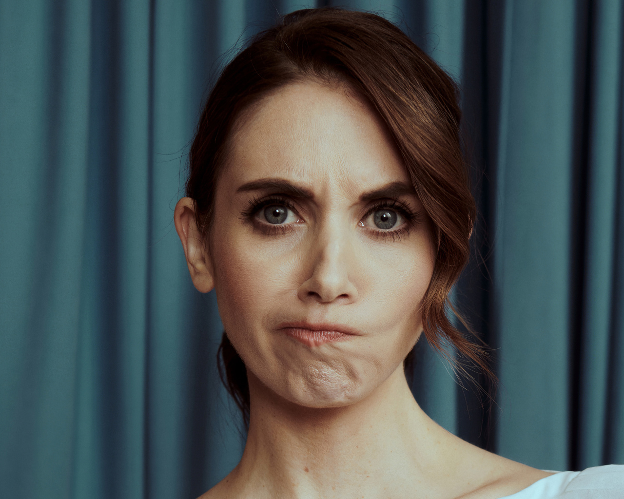 Недовольное лицо актрисы Элисон Бри 