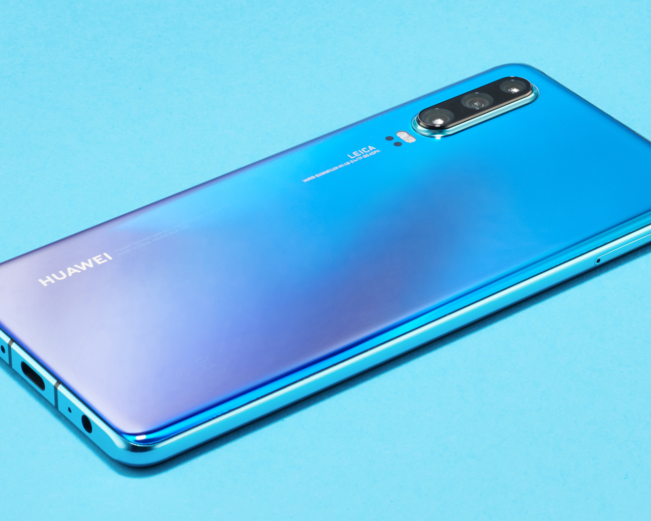 Новый смартфон Huawei P40 на голубом фоне