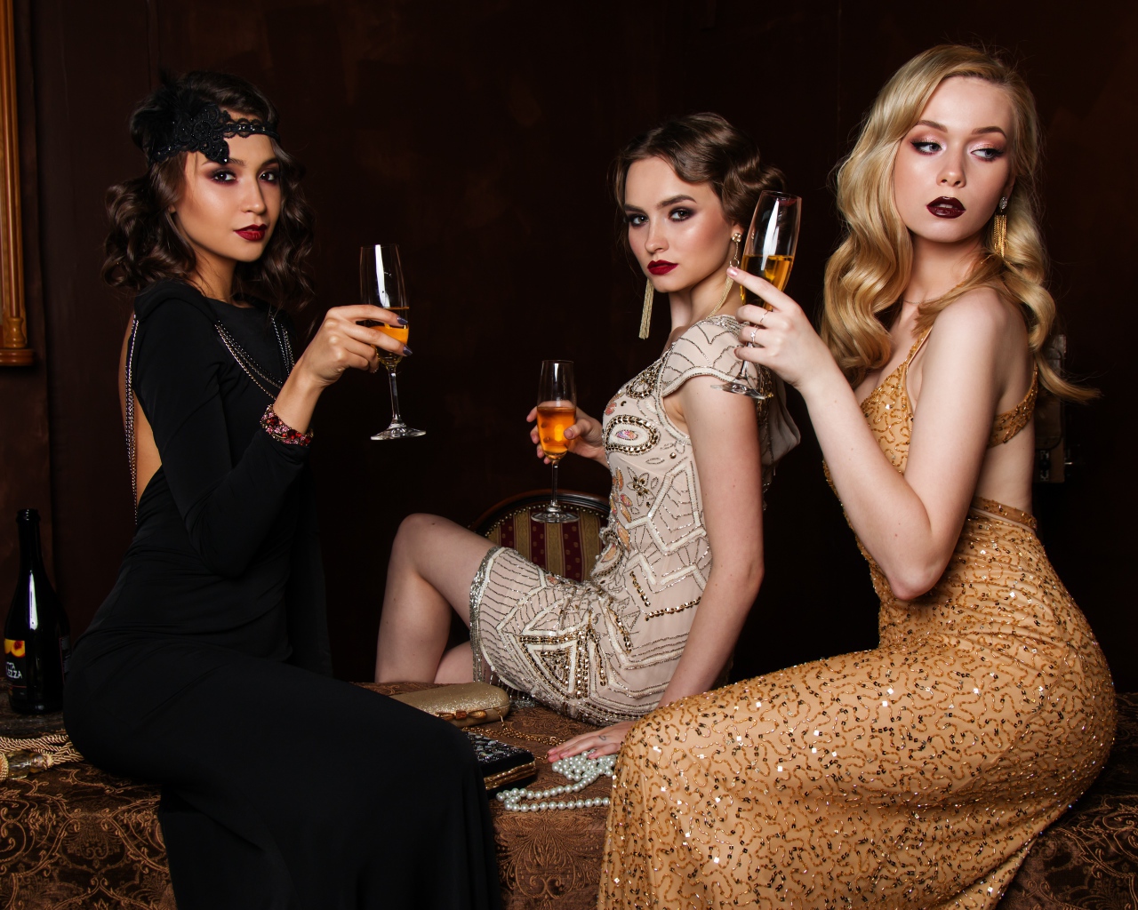 Три красивые девушки в вечерних платьях 