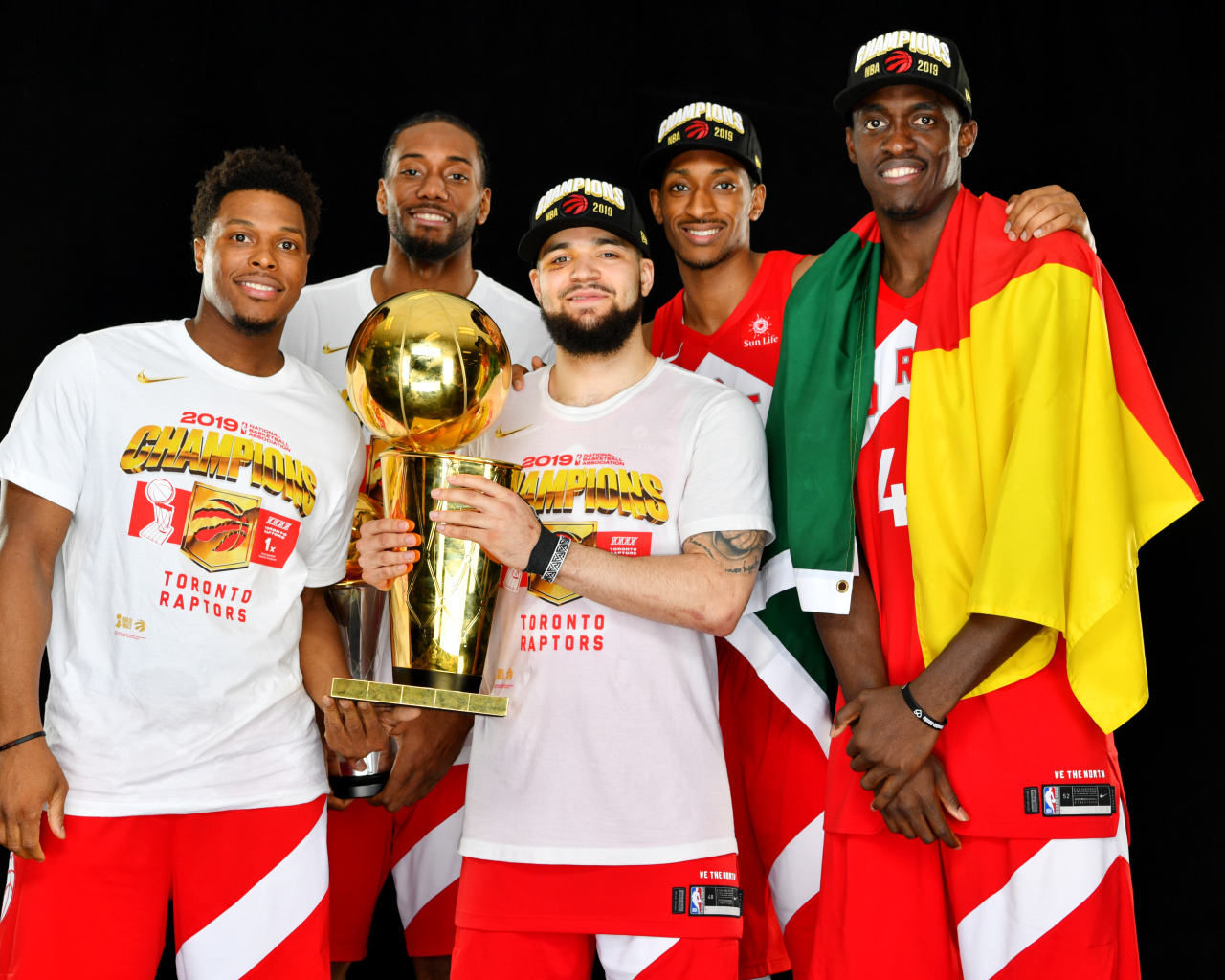 Игроки баскетбольной команды Торонто Рэпторс с кубком