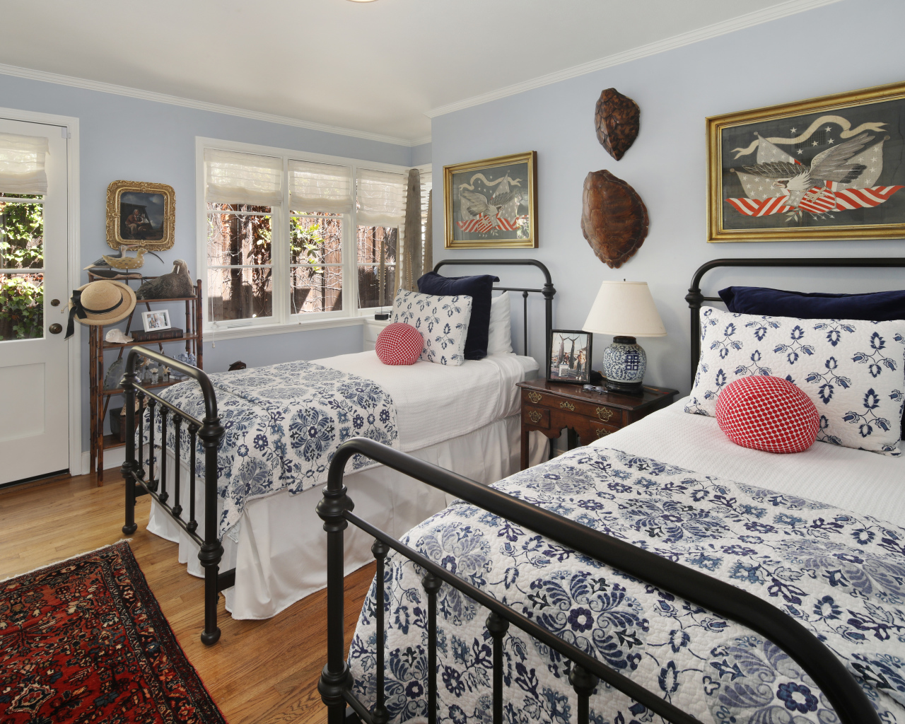 Две большие кровати в спальне с большими окнами