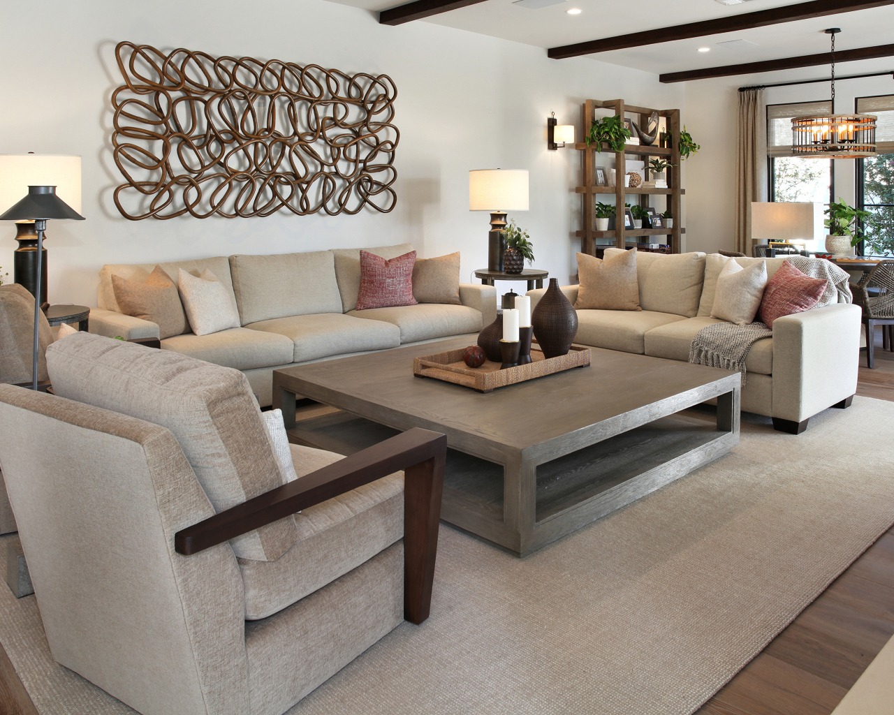 Мягкая мебель стоит в просторной светлой гостиной 