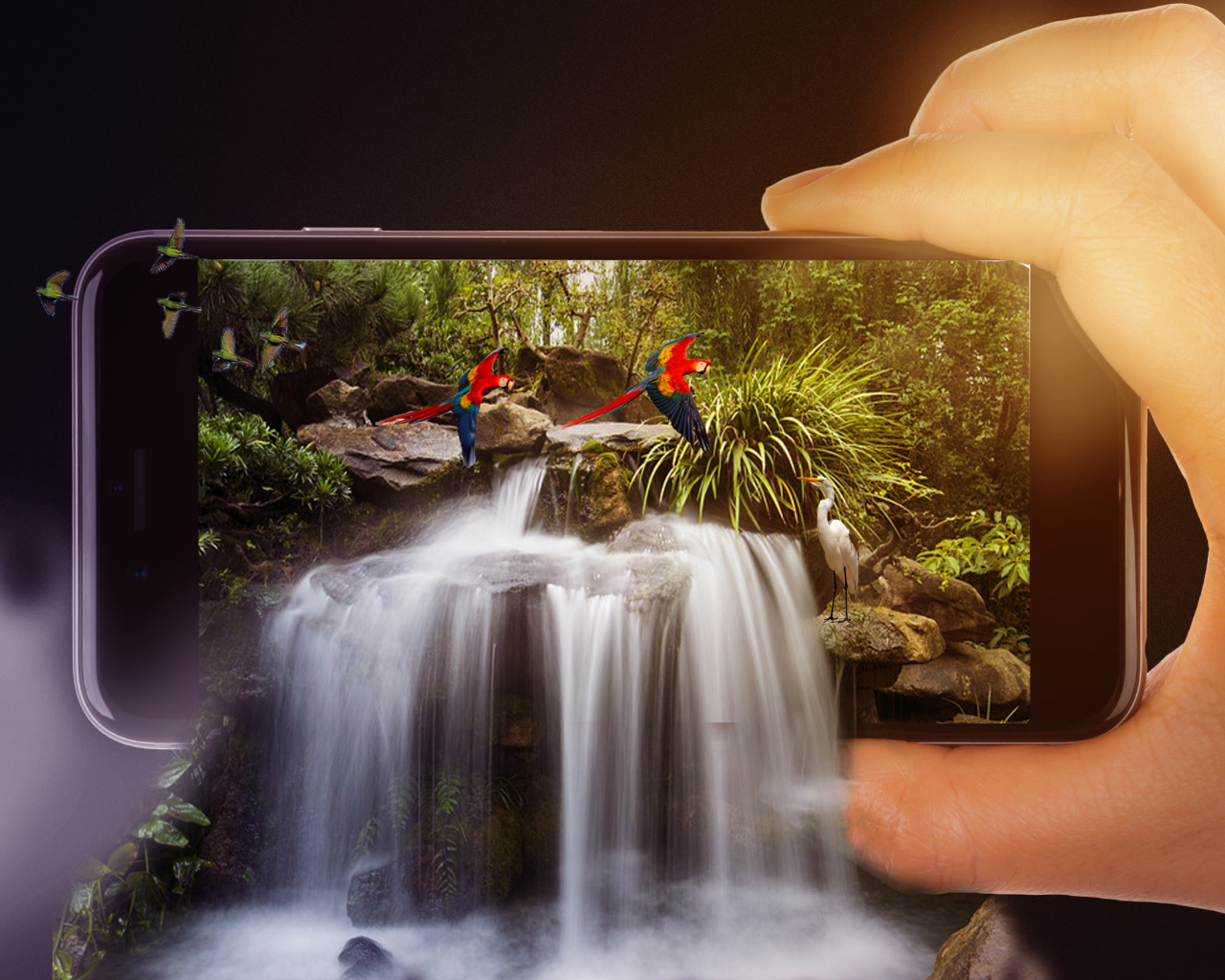 Водопад вытекает из смартфона в руке