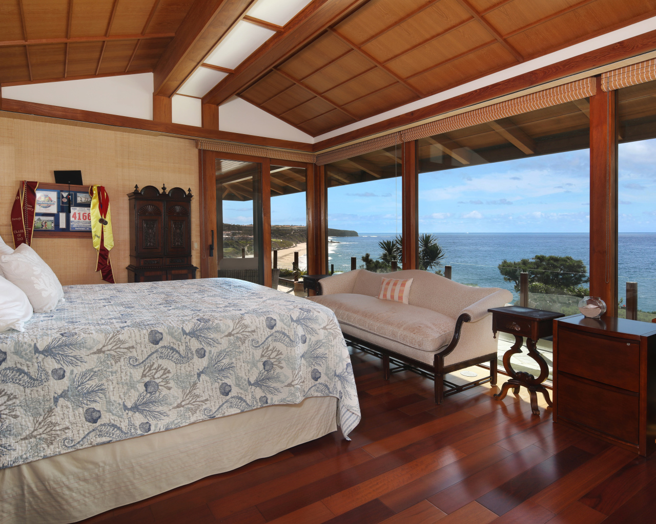 Деревянная спальня с большой кроватью и видом на море 