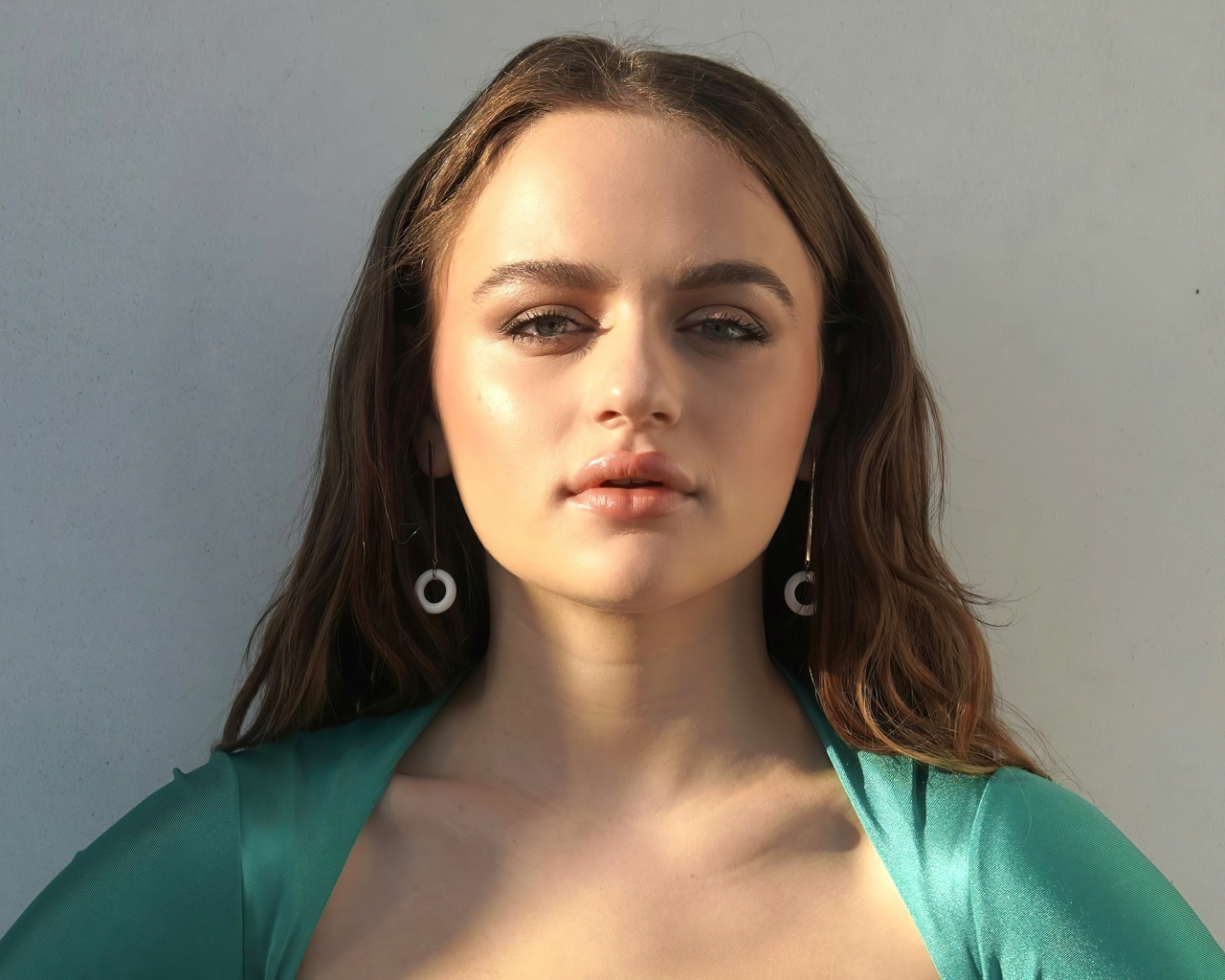 Молодая американская актриса Джои Кинг на сером фоне