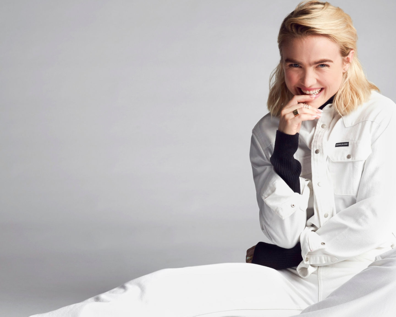 Молодая американская актриса Мэдди Хассон в белом костюме