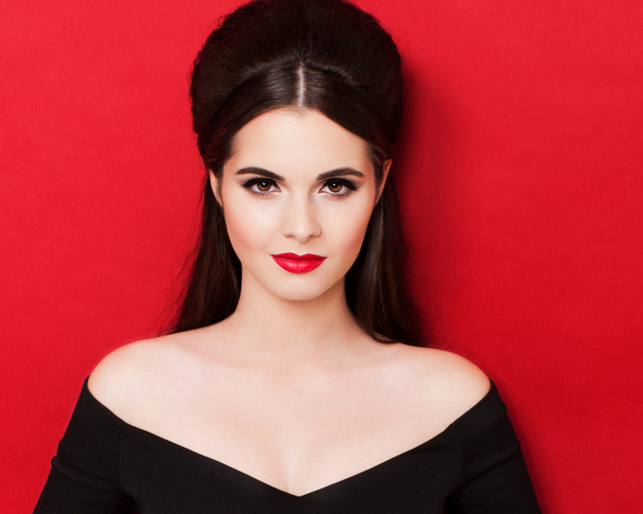 Молодая американская актриса Ванесса Марано на красном фоне