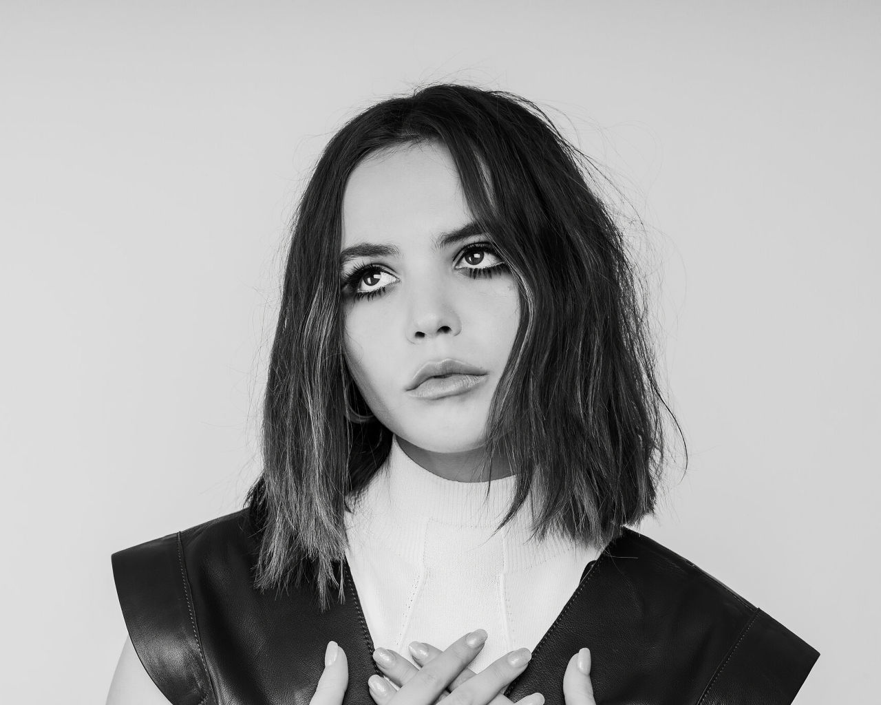 Молодая актриса Бэйли Мэдисон черно - белое фото