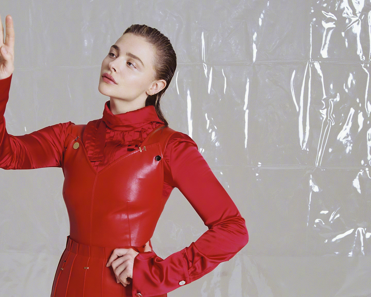 Молодая актриса Хлоя Грейс Морец в красном костюме